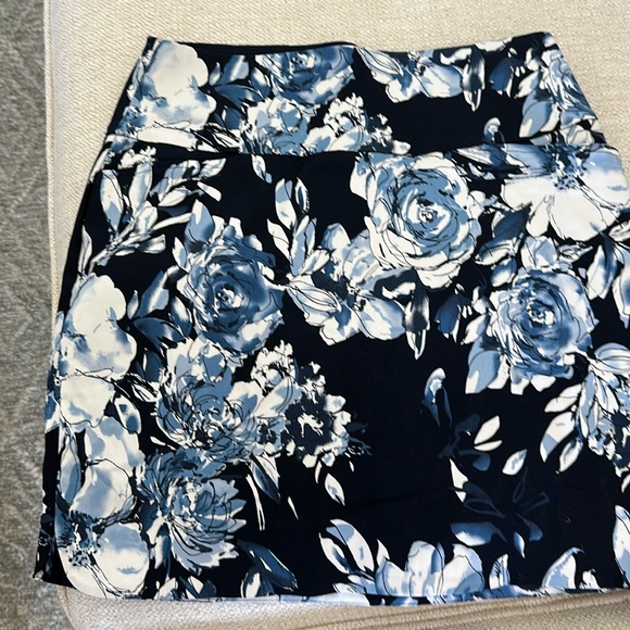 NWOT navy and white SC and co floral printed tummy control skorts size s… - Picture 2 of 5